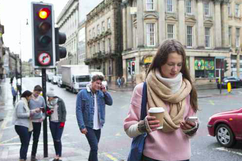 Walking_Texting_.2e16d0ba.fill-735x490